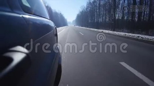 在结冰的道路上驾驶汽车。 危险的道路。 冬季景色视频
