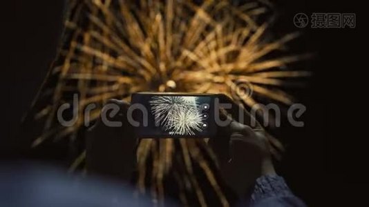 一个人在夜空中拍摄烟花的剪影。 美丽的敬礼，以纪念节日。视频
