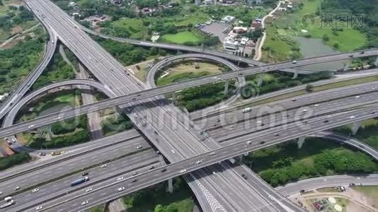 高速公路交汇处的空中景观-运输概念镜头。视频