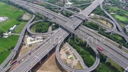 高速公路交汇处的空中景观-运输概念镜头。视频