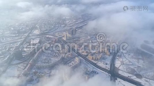 冬季无人驾驶飞机在明斯克市的云层之上拍摄，阳光明媚的一天，住宅建筑空中视频