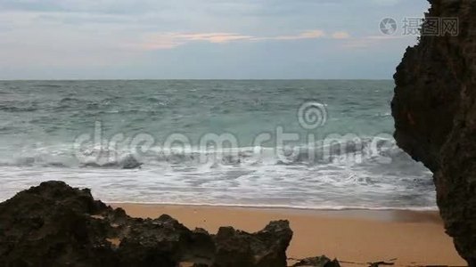 海浪撞击沙滩上的岩石视频