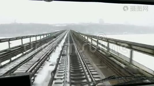 火车在过河的桥上行驶。视频