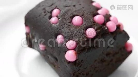 美味的土耳其巧克力蛋糕，粉红色的球装饰。视频