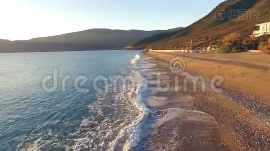 无人机飞过希腊的海滩视频