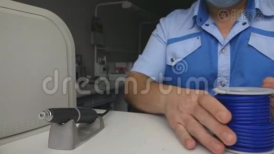 牙科实验室的牙科技师把蓝色蜡包装在盒子里视频