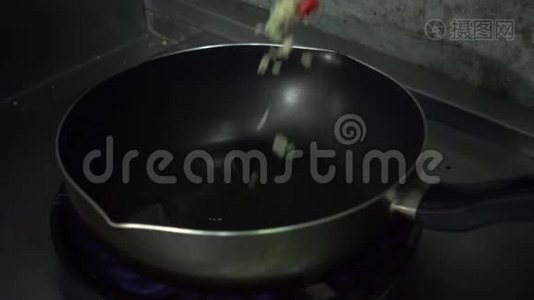 慢动作-厨师在厨房炉子上的煎锅里用火焰烹饪视频