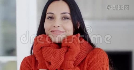 冬天时尚的严肃的年轻女人视频