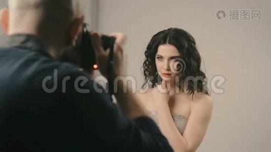 女模特在摄影棚里摆姿势拍照视频