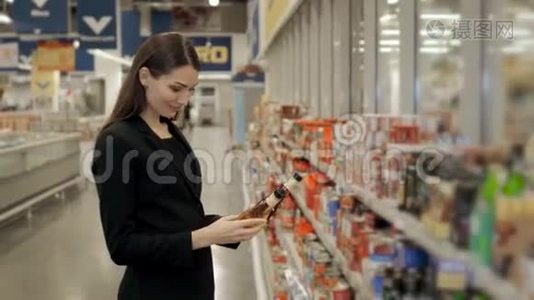 积极的女孩子在杂货店购买保存番茄酱或香醋的肖像视频