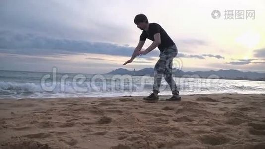 年轻人在海滩上玩杂技。视频