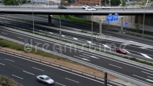 下午有桥梁的道路交通场景。 时间流逝视频