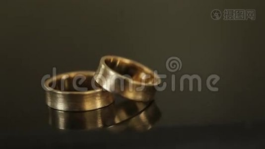 餐桌上的金色结婚戒指视频