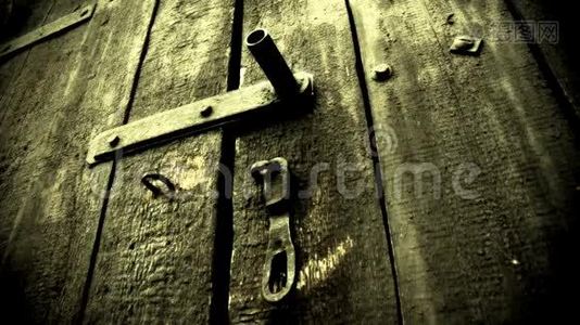 古老的木门打开了。 旧棕色的门。视频