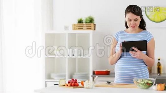 有平板电脑在家做饭的孕妇视频