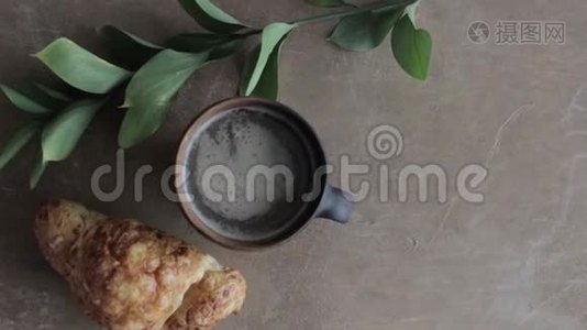 新鲜出炉的牛角面包、薄荷叶和一杯咖啡放在木板上，俯视，有选择地聚焦视频