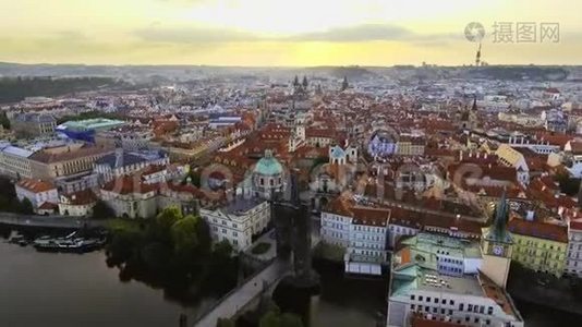 从上面可以看到布拉格的城市景观，飞越城市上空，俯瞰全景视频