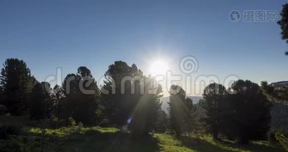 山地草甸时间推移。 野的自然和田园.. 云，树，绿草和太阳光的运动.. 相机动作。视频