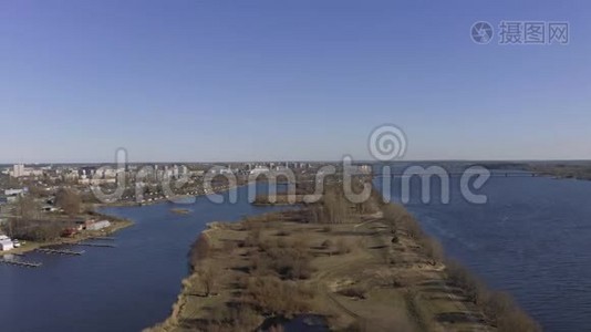 拉托维亚里加市Drone航班、建筑、住宅、公寓和Daugava河视频