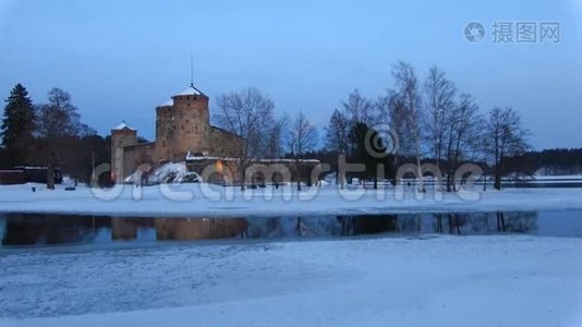 三月黄昏的老奥拉文林纳城堡。 芬兰萨文林纳视频