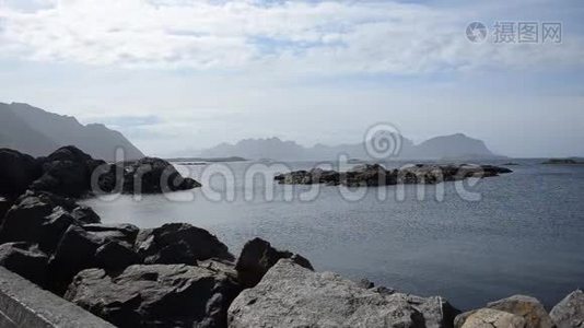 蓝天大海，背景是岛屿和山脉视频