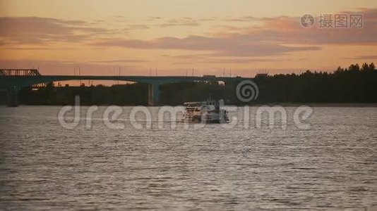 日落时分，小船在河上航行视频