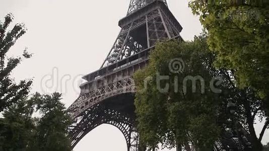 埃菲尔铁塔，巴黎，法国，欧洲.. 夏季春季白天以蓝色观赏著名的旅游景点视频