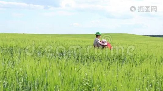 人在田里扛着一个小孩视频