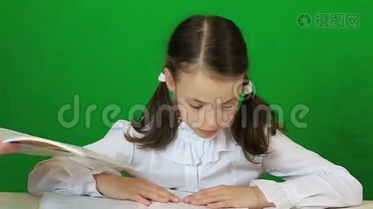 情绪化的小女孩厌倦了大作业视频