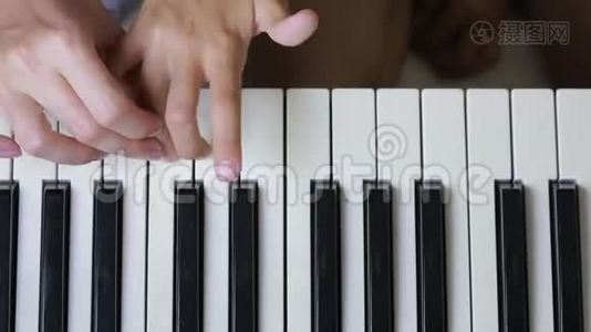 女人教小女孩弹钢琴。 乐器视频
