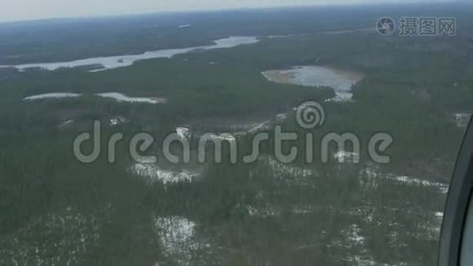 从飞行直升机的空中视野。 摄像机在里面。 绿林景观，冰冻河流.. 身高视频