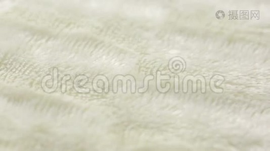 白色毛皮为背景或纹理。 温暖的毯子视频