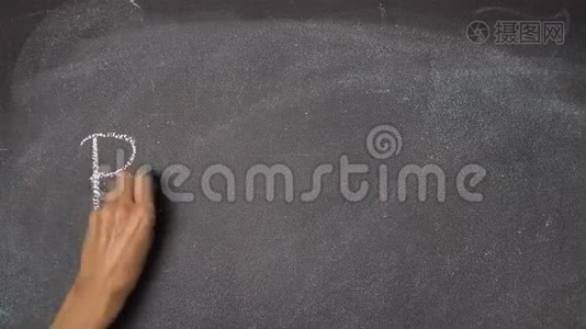 用手在黑色黑板上写字视频