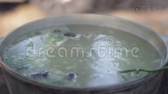 户外金属锅煮鱼汤视频