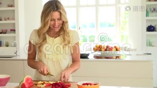 女人在厨房切鲜夏果视频