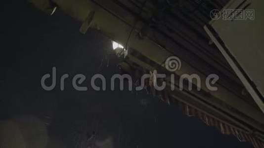 热带雨水在夜间倾泻视频
