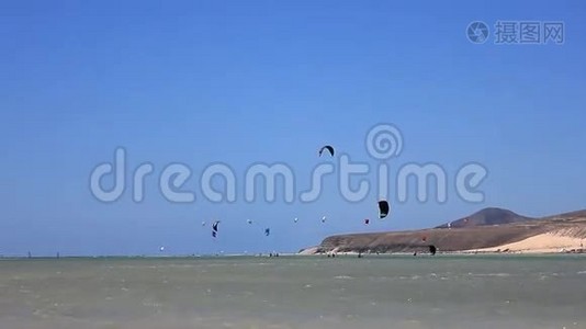 许多Kitesurfer在Fuerteventura上行动视频