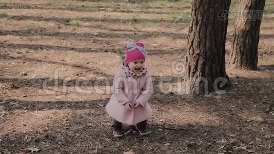 美丽的小女孩独自走在森林里。视频