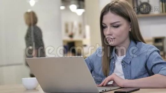 创意女性在笔记本电脑上的在线视频聊天视频