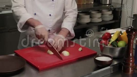 厨师把洋葱切成半圈，中档视频