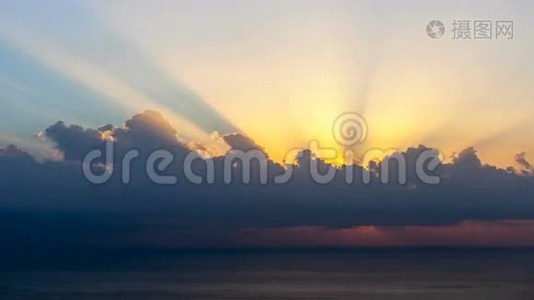 太阳光在海上日出时穿过云层出现的时间点。视频