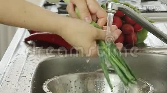 女人洗蔬菜视频