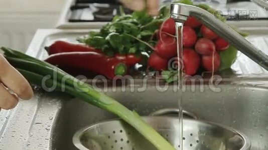 女人洗蔬菜视频