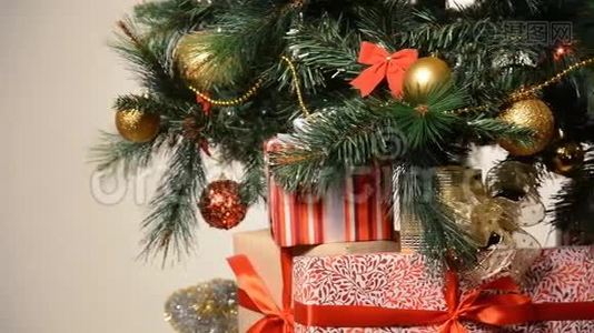 可爱的圣诞冷杉树下的缎带盒子视频
