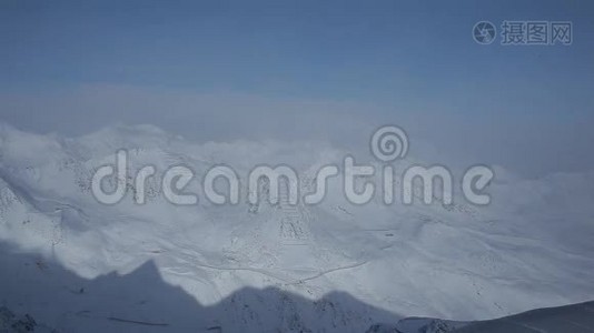 阿尔卑斯山全景。云层之上视频
