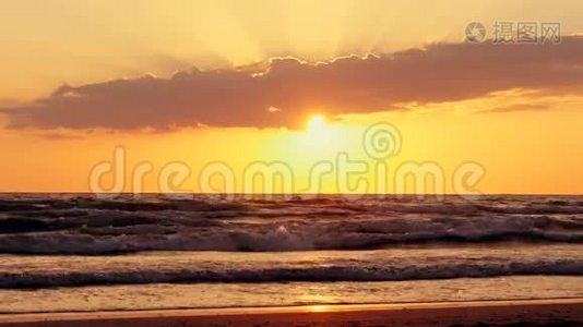 海滩上美丽的日落，海浪，海岸视频