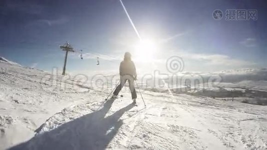 女滑雪者在山顶上休息，欣赏风景视频