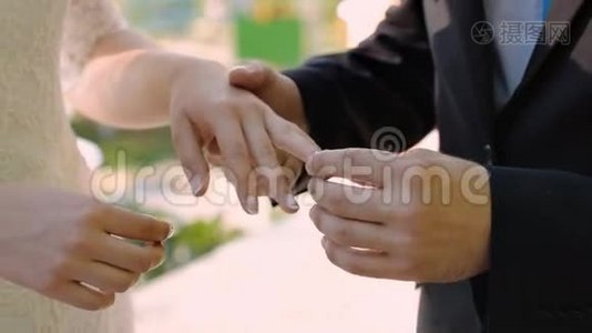 新郎戴着戒指新娘。 婚礼仪式视频