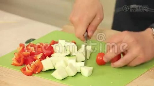 切夫是切樱桃番茄，西葫芦和红色视频