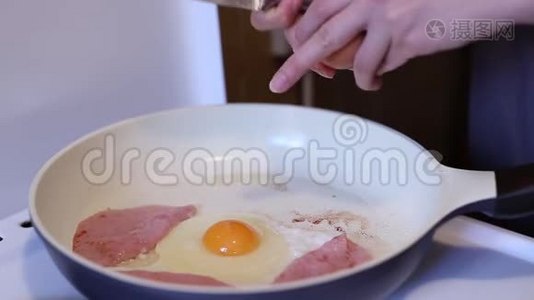 煎锅里煎鸡蛋视频